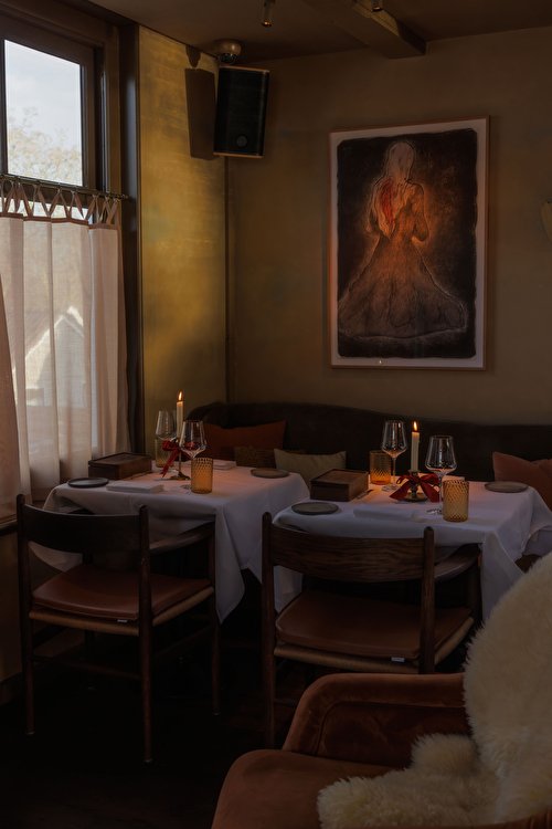 Inside of restaurant De Mark, Festive Season table setting 